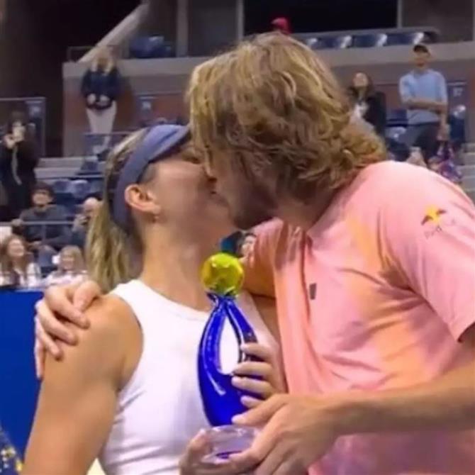 Στέφανος Τσιτσιπάς - Πάουλα Μπαντόσα: Κατέκτησαν τον πρώτο τους τίτλο ως ζευγάρι & το πανηγύρισαν με φιλί στο στόμα (Video)
