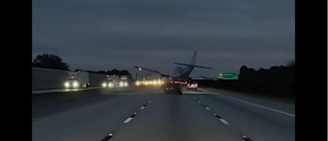 ΗΠΑ: Αεροπλάνο προσγειώθηκε πάνω σε αυτοκίνητο (Βίντεο)
