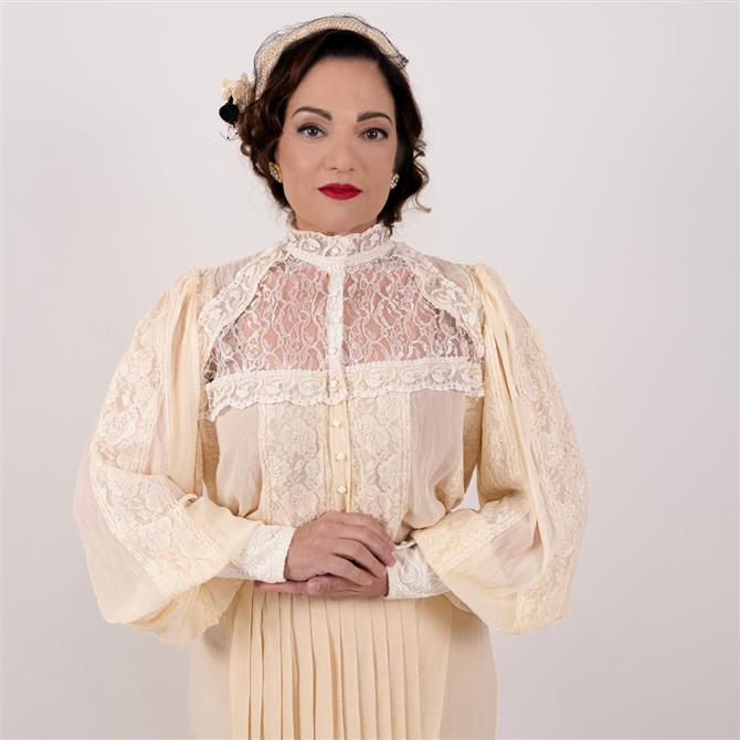 Η Ελένη Καρακάση στο FTHIS: Η παράσταση "Αλεξάνδρεια", το "Grand Hotel" και η ινομυαλγία - "Ήρθε ξαφνικά με τρομερούς πόνους σε όλο το σώμα"