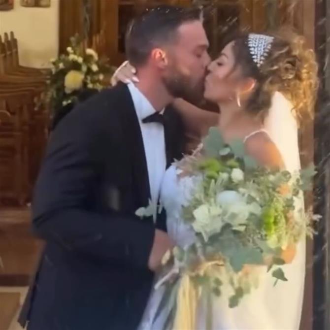 Στέφανος Μιχαήλ - Νάταλι Κάτερ: Το πρώτο φιλί μετά τον γάμο και ο χορός στη γαμήλια δεξίωση (βίντεο)
