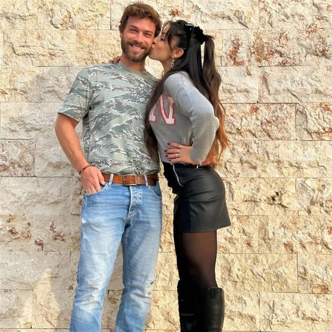 Στέφανος Μιχαήλ - Νάταλι Κάτερ: Το λιτό αλλά κομψό προσκλητήριο του γάμου τους & η ημερομηνία που θα γίνει το μυστήριο