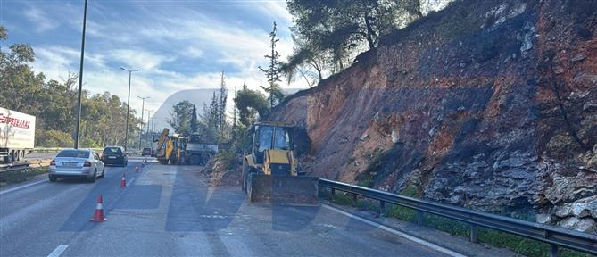 Πτώση βράχων στη Λεωφόρο Αθηνών στο ύψος Χαϊδαρίου
