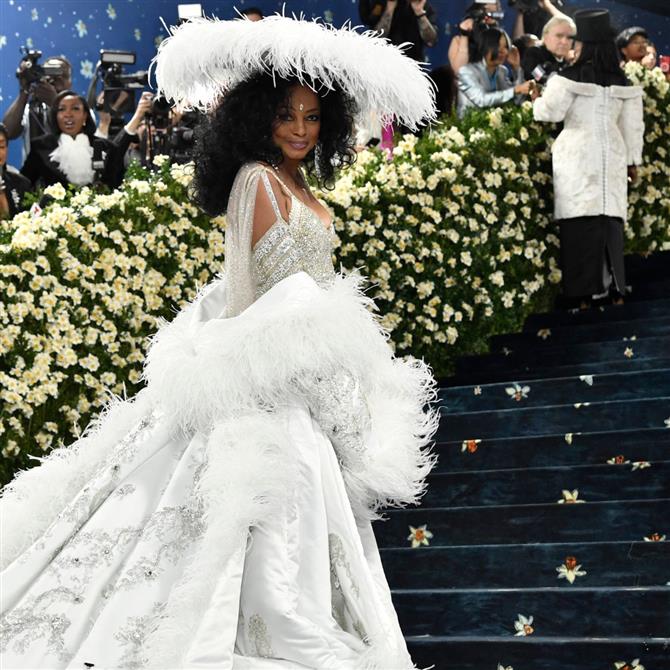 Νταϊάνα Ρος: Θεαματική εμφάνιση στο Met Gala με συγκινητικό οικογενειακό αφιέρωμα