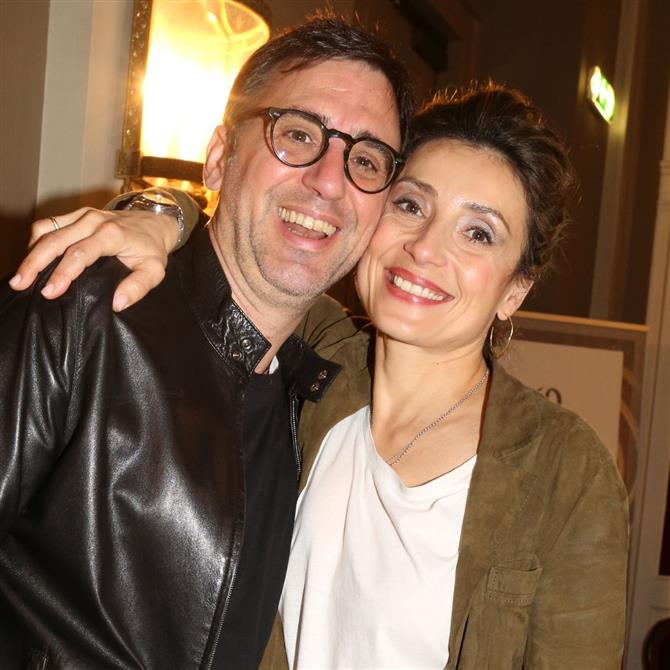 Ευδοκία Ρουμελιώτη:  Ποζάρει αγκαλιά με τον σύζυγό της δίπλα από το grande χριστουγεννιάτικο δέντρο τους