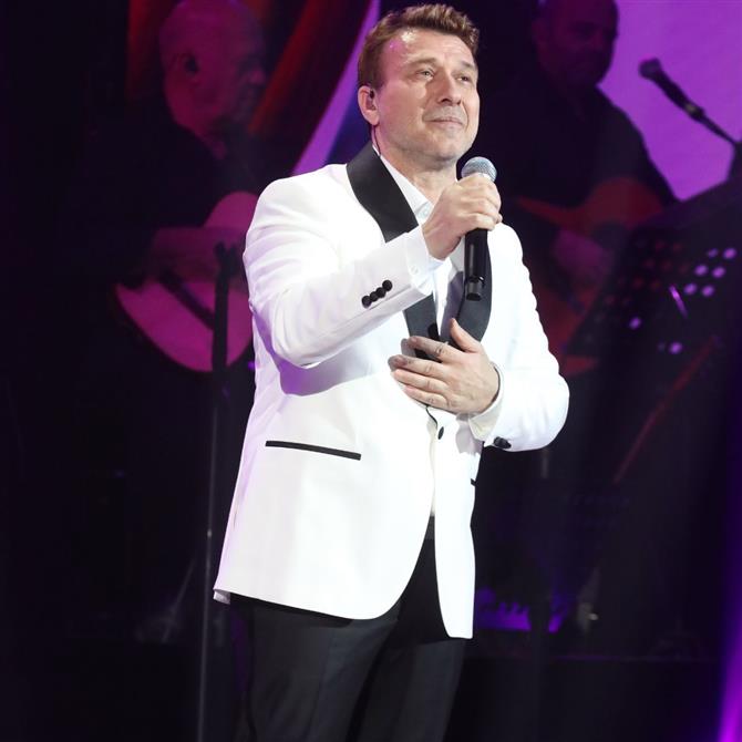 Γιάννης Πλούταρχος: Η 47χρονη θαυμάστρια που μήνυσε για stalking προσπαθεί να βρει εξωδικαστική λύση με τον τραγουδιστή 
