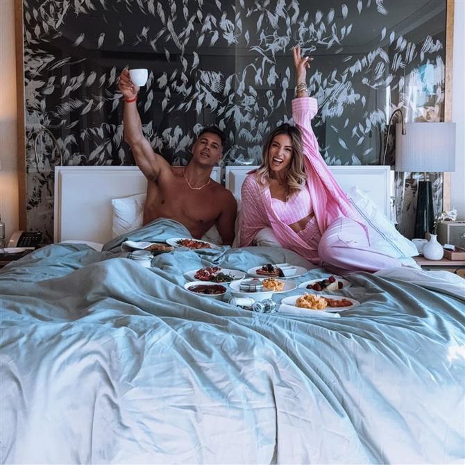 Αθηνά Οικονομάκου - Μπρούνο Τσερέλα: Οι φωτογραφίες ενώ παίρνουν πρωινό στο κρεβάτι - "Αγνή ευτυχία"