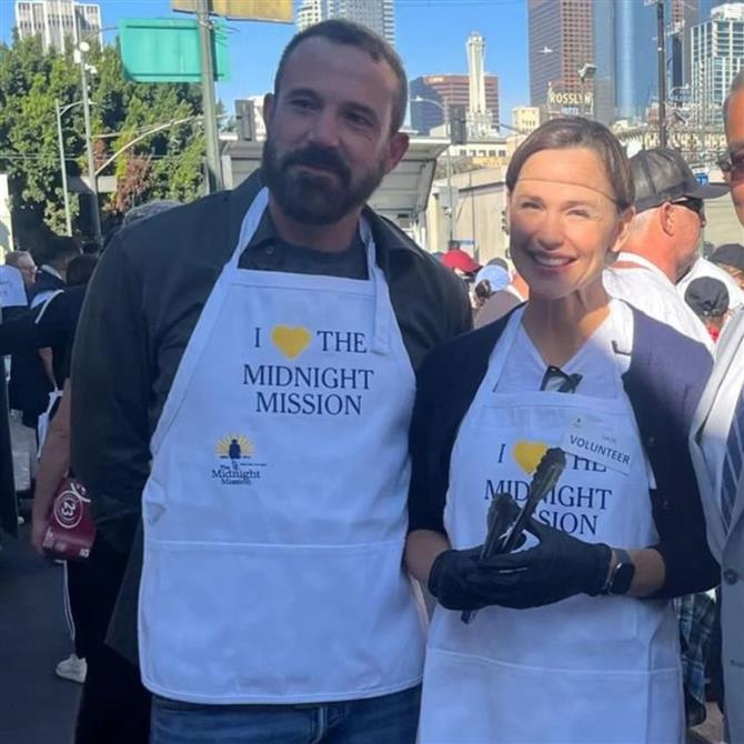 Μπεν Άφλεκ & Τζένιφερ Γκάρνερ: Μοίρασαν γεύματα με αφορμή την Ημέρα των Ευχαριστιών (Φωτο)
