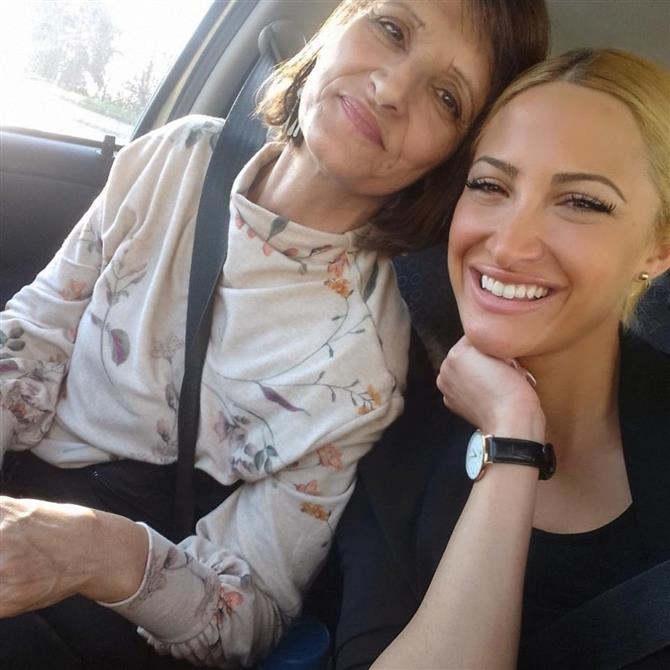 Ιωάννα Τούνη: Συγκινεί η ανάρτησή της για τη μητέρα που έχει φύγει από τη ζωή - "Λείπεις"