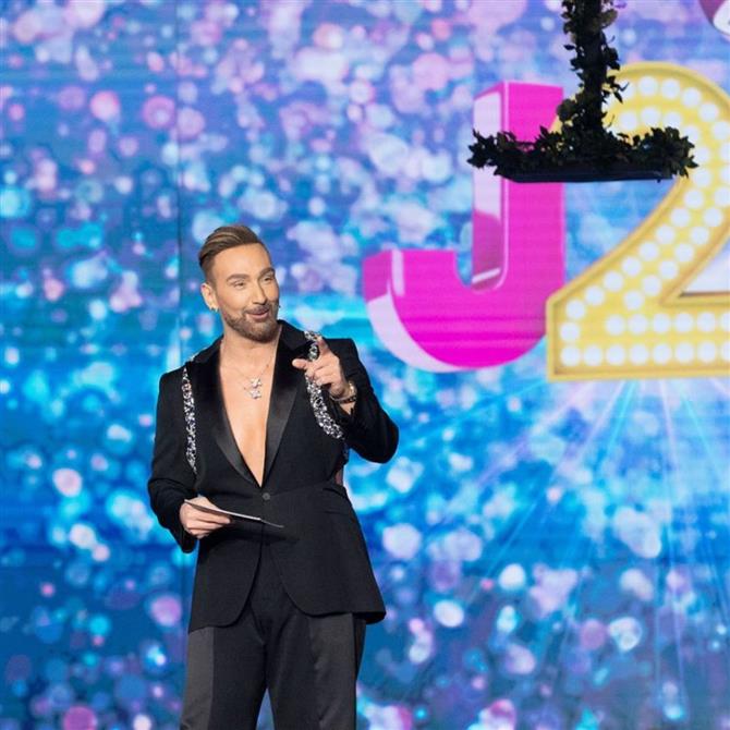 J2US: Αυτό είναι το πρόσωπο που θα βρίσκεται στα backstage - Η ανακοίνωση στα social media