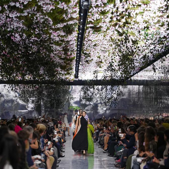 Εβδομάδα Μόδας Παρίσι: Floral, παστέλ & statement φιόγκοι πρωταγωνίστησαν στο show του Dior