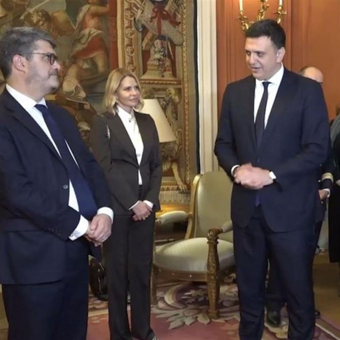 Βασίλης Κικίλιας: Πήρε μετάλλιο από την Γαλλική Δημοκρατία - Μαζί του στην απονομή η Τζένη Μπαλατσινού (Video)