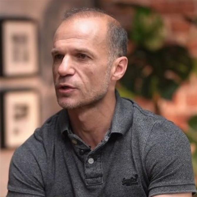 Άγγελος Μπασινάς: Οι κόρες του και το διαζύγιο από την Βιβή Μπασινά - "Με ενοχλεί ότι μπαίνω στο σπίτι και δεν βλέπω τα παιδιά"