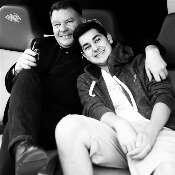 Χρήστος Κούγιας: Το δημόσιο ξέσπασμα στο Instagram - "Γιατί όλοι επέλεξαν να επιτεθούν στον πατέρα μου με το που πέθανε;"