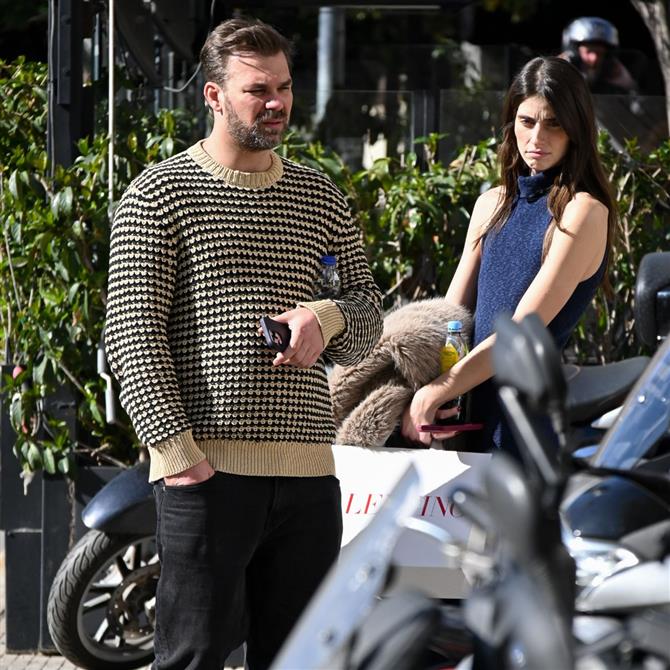 Paparazzi! Γιώργος Σαμπάνης & Ιωάννα Σαρρή: Βόλτα για ψώνια για το ερωτευμένο ζευγάρι