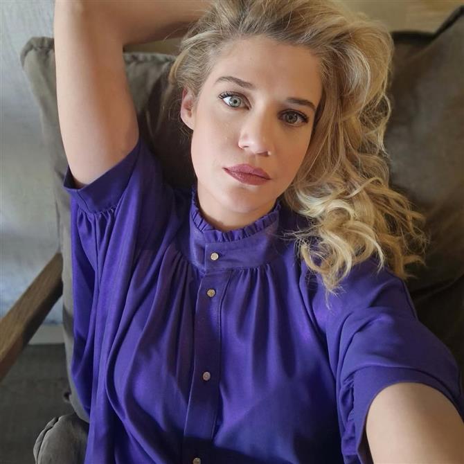 Τζένη Θεωνά: Δείτε τη να ποζάρει με μαγιό στην πισίνα στον 8ο  μήνα της εγκυμοσύνης της (Φωτογραφία)

