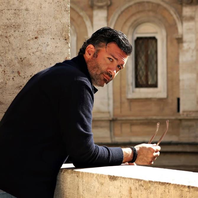 Γιώργος Παπακώστας: Έκανε πρόταση γάμου στη σύντροφό του - Η φωτογραφία με το εντυπωσιακό μονόπετρο