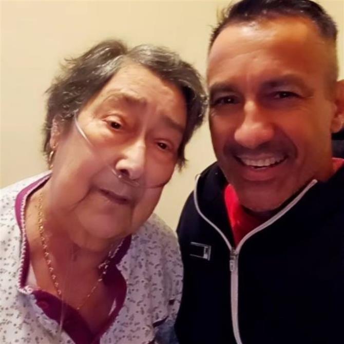 Πέτρος Ίμβριος: "Ραγίζει" καρδιές η ανάρτηση για τη μητέρα του - "Έχασα τις ρίζες μου και την αγκαλιά μου"
