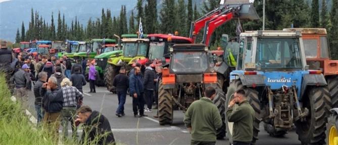 Σε αποκλεισμό της Εθνικής Οδού Αθηνών-Λαμίας προχώρησαν οι αγρότες της Φθιώτιδας