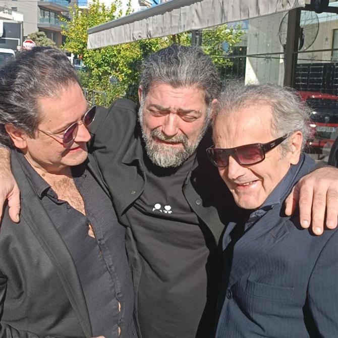 Μιχάλης Ιατρόπουλος: Συντετριμμένος στο ετήσιο μνημόσυνο του Χάρη Κωστόπουλου - "Μου λείπεις αδερφέ"