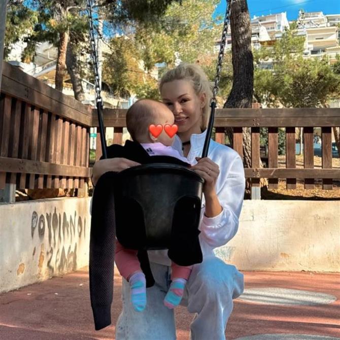 Βίκυ Κάβουρα: Ντύθηκε αποκριάτικα μαζί με την κόρη της - Η ασορτί μεταμφίεση