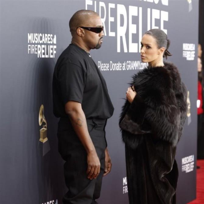 Bianca Censori: Ειδικός στη γλώσσα του σώματος ανέλυσε τη συμπεριφορά της στα Grammy - "Ήταν νευρική και φοβισμένη"