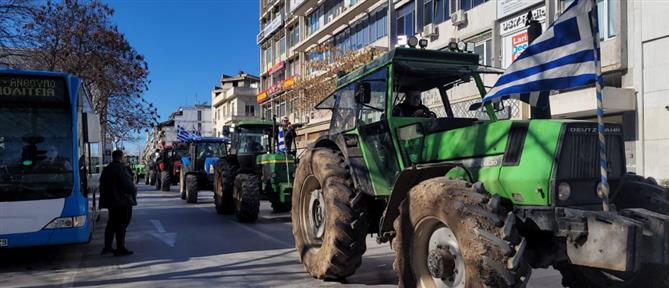 Ανυποχώρητοι οι αγρότες: Έκλεισαν το ρεύμα προς Θεσσαλονίκη στα Μάλγαρα, κλειστή και η Εγνατία στο Δερβένι
