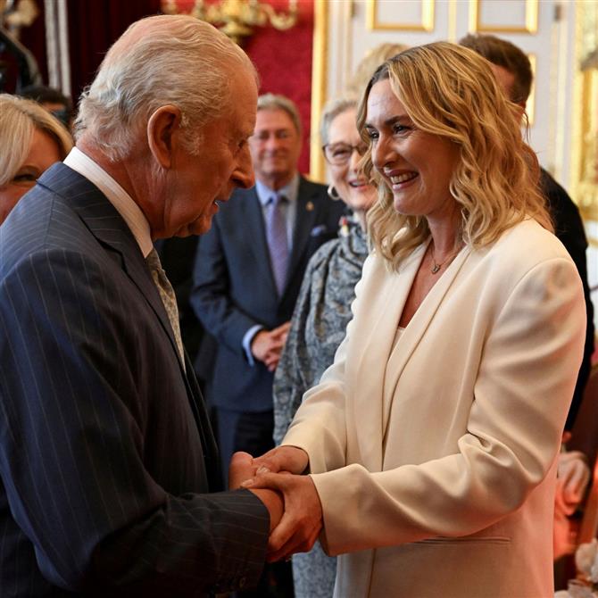 Κέιτ Γουίνσλετ: Περιγράφει την αμήχανη συνάντηση που είχε πριν 30 χρόνια με τον βασιλιά Κάρολο