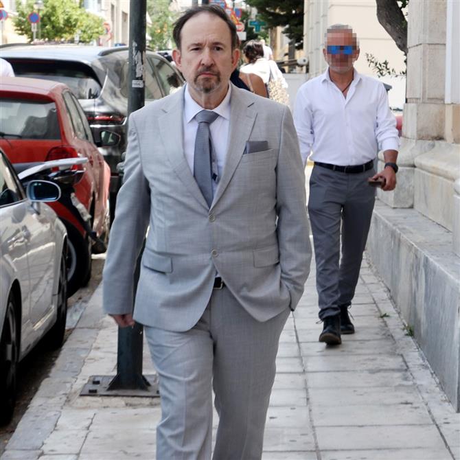 Γιάννης Παπαμιχαήλ: Ποζάρει μαζί με την σύζυγό του μπροστά στο χριστουγεννιάτικο δέντρο