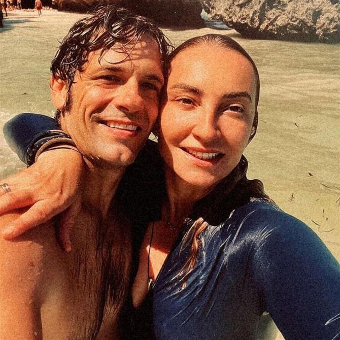 Αποστόλης Τότσικας: Φωτογραφίζει topless τη σύζυγό του, Ρούλα Ρέβη