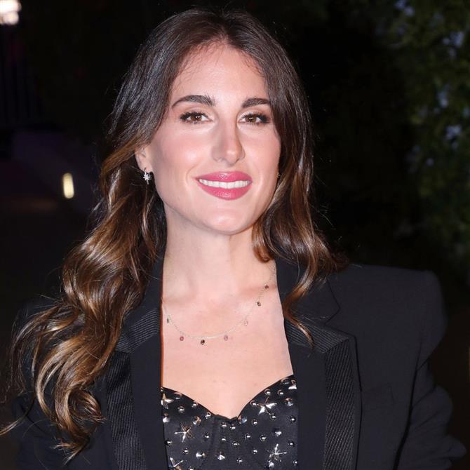 Παυλίνα Βουλγαράκη: Τραγούδησε μαζί με πλανόδιους μουσικούς - Το βίντεο με φουσκωμένη κοιλίτσα στον 6ο μήνα εγκυμοσύνης της