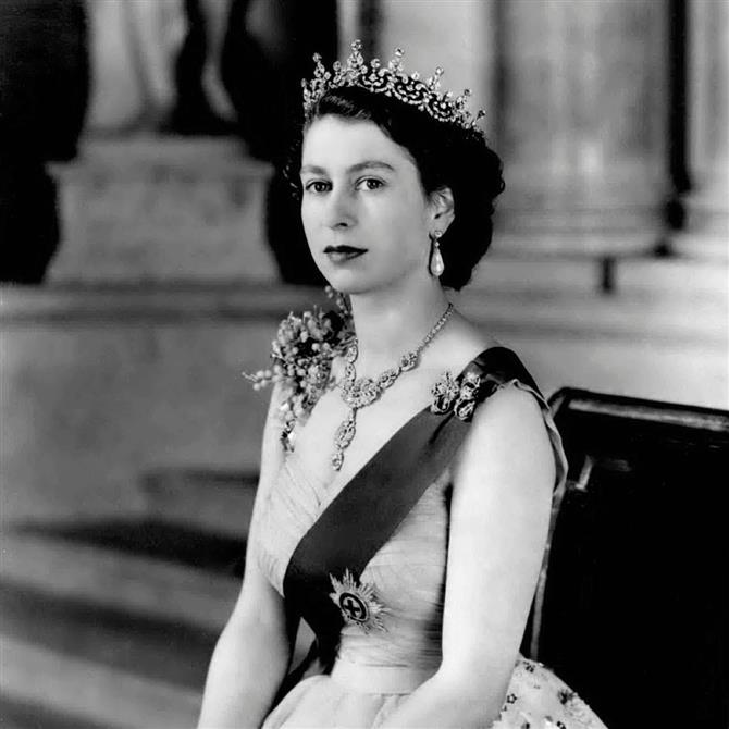 Βασίλισσα Ελισάβετ: Το νυφικό της θα παρουσιαστεί σε έκθεση μόδας στο Μπάκιγχαμ - Ποιος σχεδιαστής το υπέγραφε;