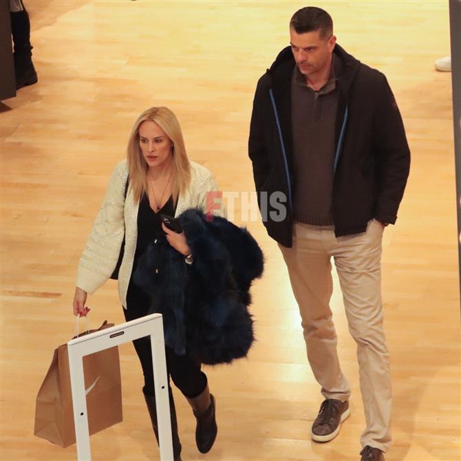 Paparazzi! Έλενα Ασημακόπουλου & Κώστας Τσαρτσαρής: Βόλτα για ψώνια στα βόρεια προάστια για το ζευγάρι