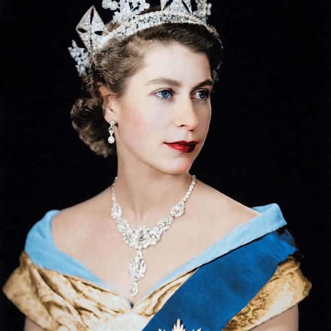 Fashion news με άρωμα από Μπάκιγχαμ: Ανακοινώθηκε έκθεση στο Παλάτι για τη μόδα και το στυλ της βασίλισσας Ελισάβετ Β’