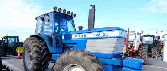 Ηράκλειο: Στο κτίριο της Αποκεντρωμένης Διοίκησης παραμένουν οι αγροτοκτηνοτρόφοι