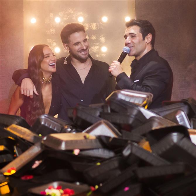 Πέτρος Ιακωβίδης: Η έκπληξη που δέχτηκε από τη Ρία Ελληνίδου και τον Γιώργο Λιβάνη για τα γενέθλιά του (Photos & Video)