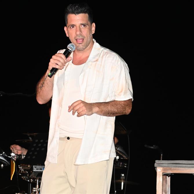 Θοδωρής Φέρρης: Το βίντεο που δημοσίευσε με την τραγουδίστρια μητέρα του - Μαμά και γιος ερμηνεύουν Στέλιο Καζαντζίδη