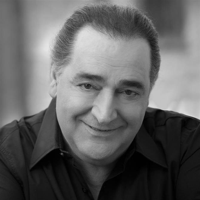 Βασίλης Καρράς: Βιβλίο Guinness και 5 ακόμα facts που δεν γνωρίζεις για τον σπουδαίο ερμηνευτή