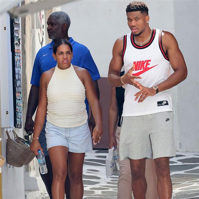 Γιάννης Αντετοκούνμπο: Το περιστατικό με φωτογράφους και η αντίδρασή του - "Την επόμενη μέρα η σύζυγός μου μού είπε δεν θα πιστέψεις τι λένε"