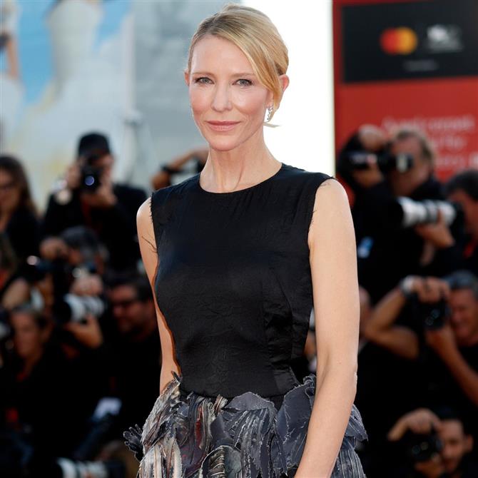 Φεστιβάλ Βενετίας: Η εντυπωσιακή εμφάνιση της Κέιτ Μπλάνσετ στο κόκκινο χαλί - Η ταινία "Father Mother Sister Brother" απέσπασε 5λεπτο χειροκρότημα