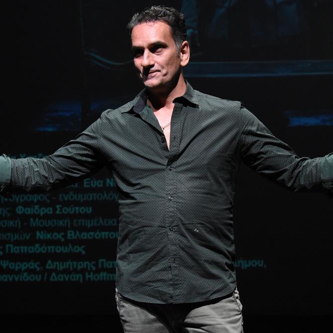 Νίκος Ψαρράς: Η συγκινητική εξομολόγηση του ηθοποιού για τους γονείς του - "Το φέρω πολύ βαριά αυτό"