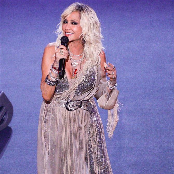 Άννα Βίσση: Η βόλτα με σκάφος & η εντυπωσιακή φωτογραφία με φόντο το ηλιοβασίλεμα της Σαντορίνης