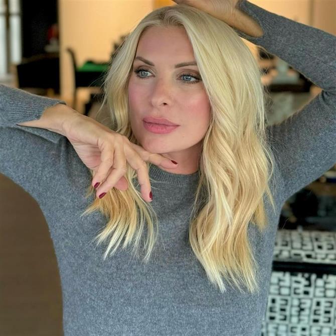 Ελένη Μενεγάκη: Ποζάρει στον καναπέ διαβάζοντας το αγαπημένο της βιβλίο
