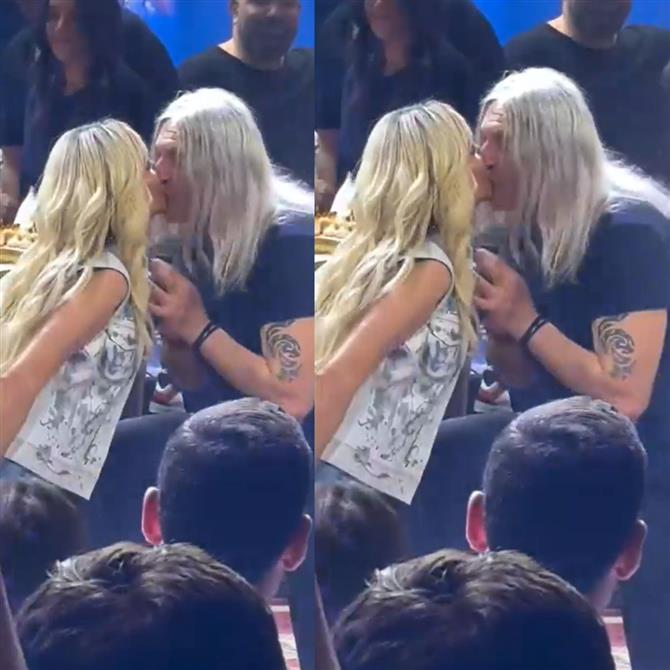 Γενέθλια για την Άννα Βίσση: Η έκπληξη του Νίκου Καρβέλα & το φιλί που αντάλλαξαν στο στόμα (Βίντεο)

