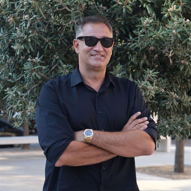 Γιώργος Ντάβλας: Η γνωριμία του με τους βασιλείς & ποιο παλάτι είναι για εκείνον το πιο εντυπωσιακό