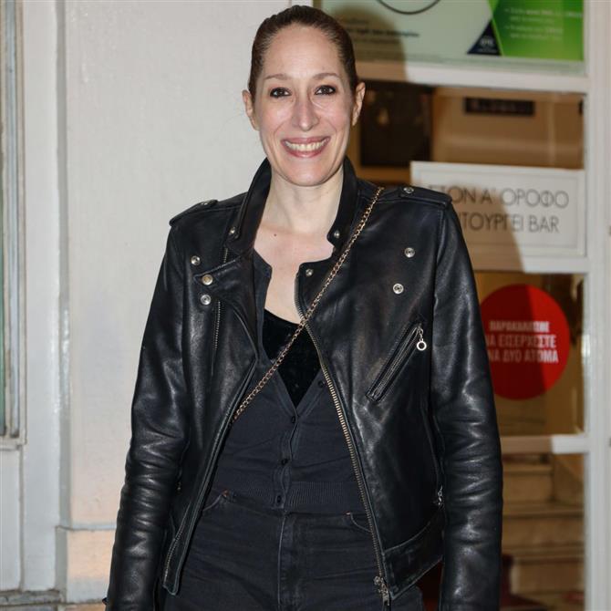 Κόρα Καρβούνη: Δείτε τη δίδυμη αδερφή της ηθοποιού - Η φωτογραφία που δημοσίευσε ο Άγγελος Μπράτης