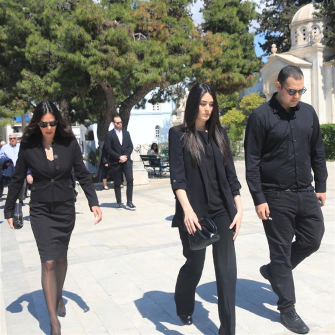 Αλέξης Κούγιας: Τα παιδιά του, Χρήστος και Μάιρα και η Εύη Βατίδου στο 40ήμερο μνημόσυνο του