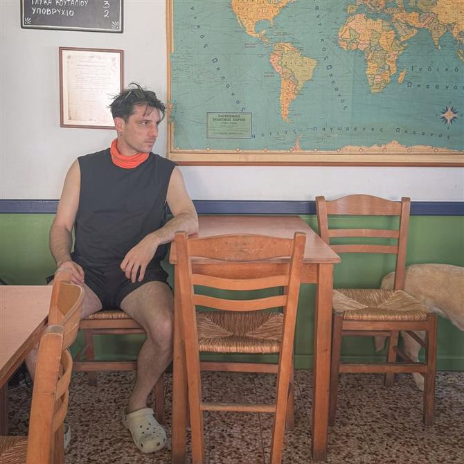 Σπύρος Χατζηαγγελάκης: Δείτε τον να πηδάει από τα βράχια χωρίς μαγιό (Βίντεο)

