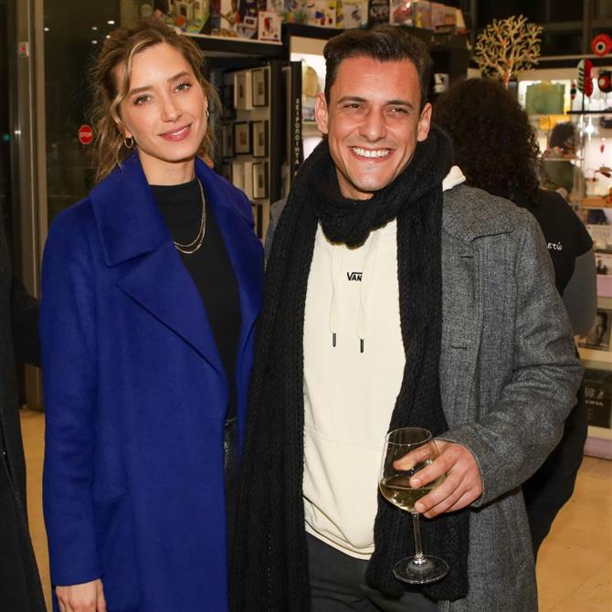 Γιολάντα Καλογεροπούλου: Απαθανατίζει τον Σταύρο Σβήγκο να παίζει πιάνο στο σαλόνι του σπιτιού τους (Βίντεο)