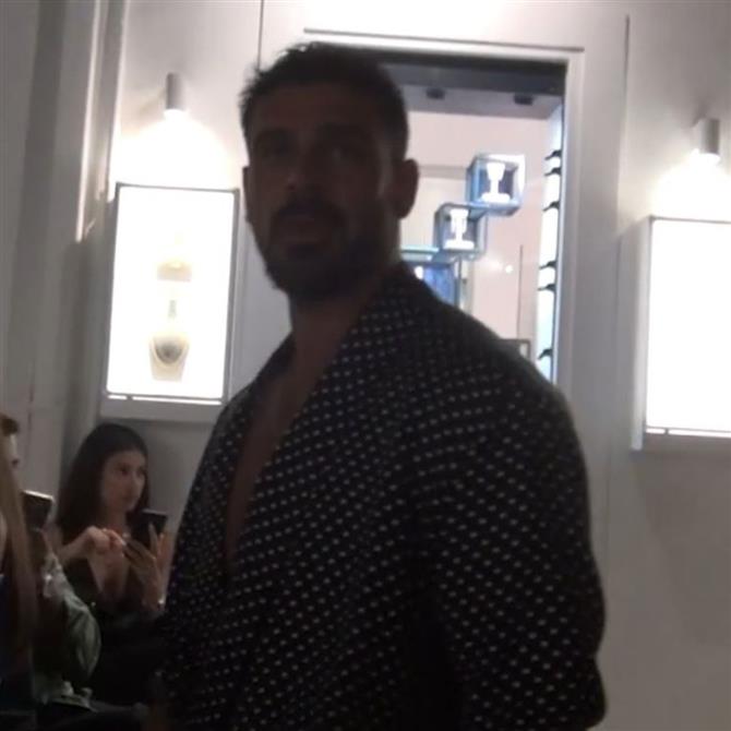 Μικέλε Μορόνε: Έντονος εκνευρισμός όταν αντιλήφθηκε την κάμερα στη Μύκονο (βίντεο)
