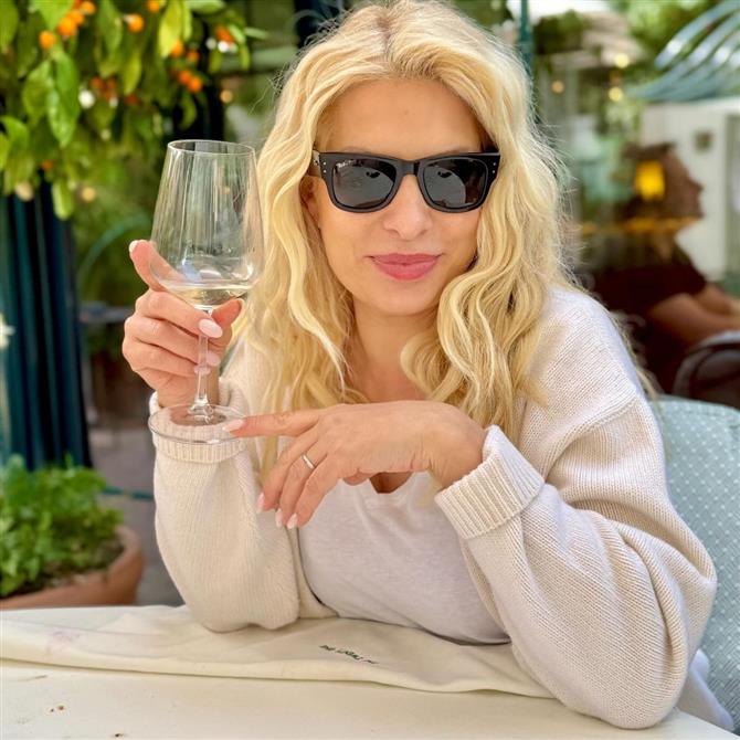 Ελένη Μενεγάκη: Έτσι περνάει το Σάββατο - "Απολαμβάνοντας τον ήλιο, το κρασί και το αγόρι μου" (φωτογραφίες)
